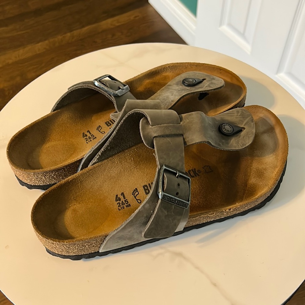 Gently used Birkenstock Gizeh Sandals, size 10 in women, size 8 in men.